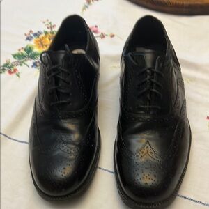 Black Leather Oxfords with Classic Lace-Up Design